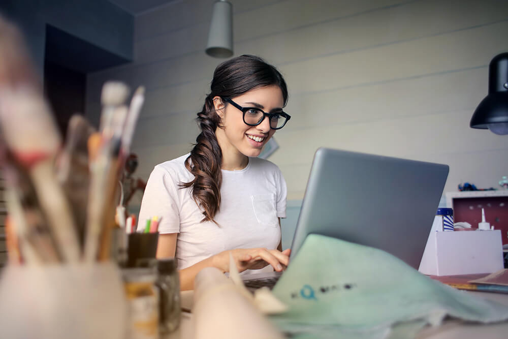 Mujer haciendo una reclamación online